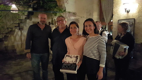 Nurten Keskin Rollier au centre de la photo avec le livre - Crédit photo : RP