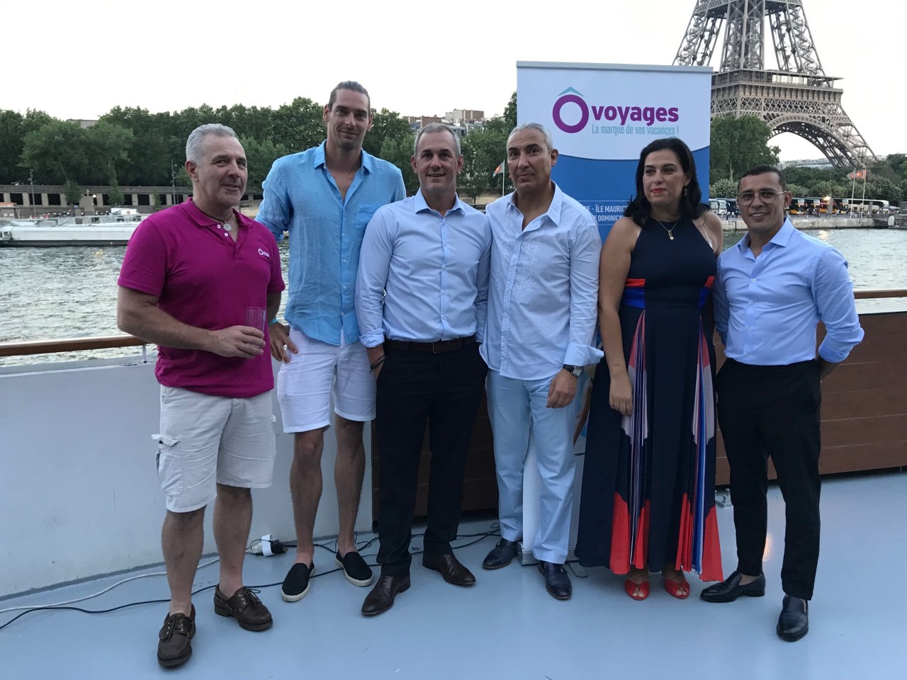 Au pied de la Tour Eiffel, Camille Lacourt et Brahim Asloum étaient aux côtés de Raouf Benslimane, président d'Ôvoyages, pour présenter à la presse le concept des semaines d'immersion sportives avec des athlètes de haut niveau - DR : S.H.D.