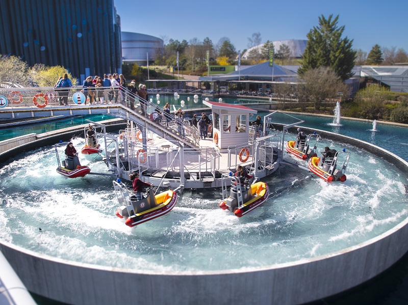 Futuropolis s’est dotée d’installations nautiques telle la Sauvetage Academy, un manège pour apprendre à piloter des zodiaques dans les vagues - DR : Futuroscope