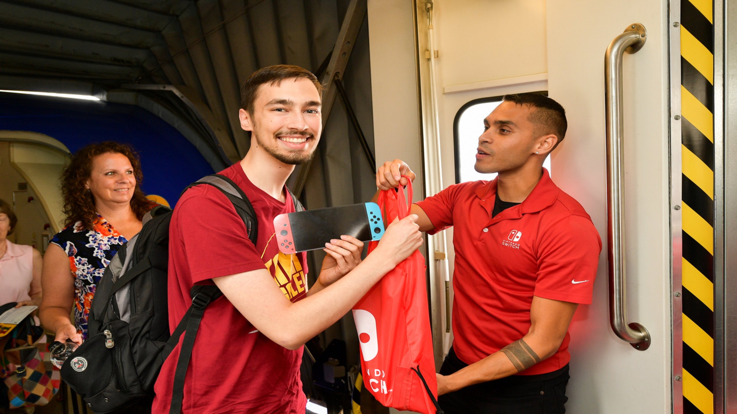 Un passager recevant un sac Nintendo avec la console de jeu - DR Photo Twitter