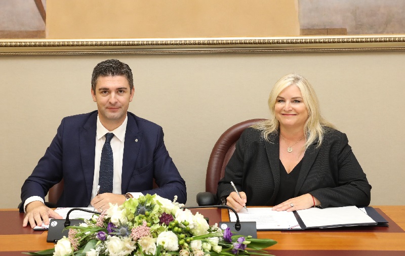 Signature du protocole d’accord entre la ville de Dubrovnik et CLIA. Gauche à droite : Mato Franković, maire de Dubrovnik et  Kelly Craighead, Présidente-directrice générale de l’association CLIA - DR