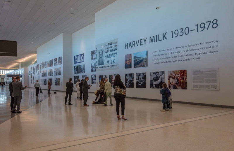 Point de mire du nouveau terminal, l’exposition Harvey Milk: Messenger of Hope rend hommage au leader des droits civiques et à son impact sur les droits de la communauté LGBTQ+ - DR