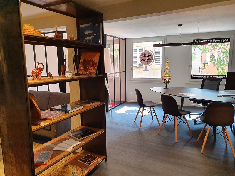 Le réseau a fait appel à une décoratrice d'intérieur pour aménager l'espace, dans des tons beige, marron et gris. Un travail a également été réalisé sur le parcours client - DR : LK Tours Le réseau a fait appel à une décoratrice d'intérieur pour aménager l'espace, dans des tons beige, marron et gris. Un travail a également été réalisé sur le parcours client - DR : LK Tours