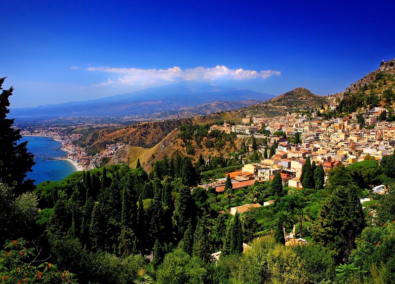 Taormina, une ville de 12 000 âmes sertie dans son écrin, côté soleil levant, face à l’infini bleu de Mare Nostrum - DR : DepositPhotos, v-strelok