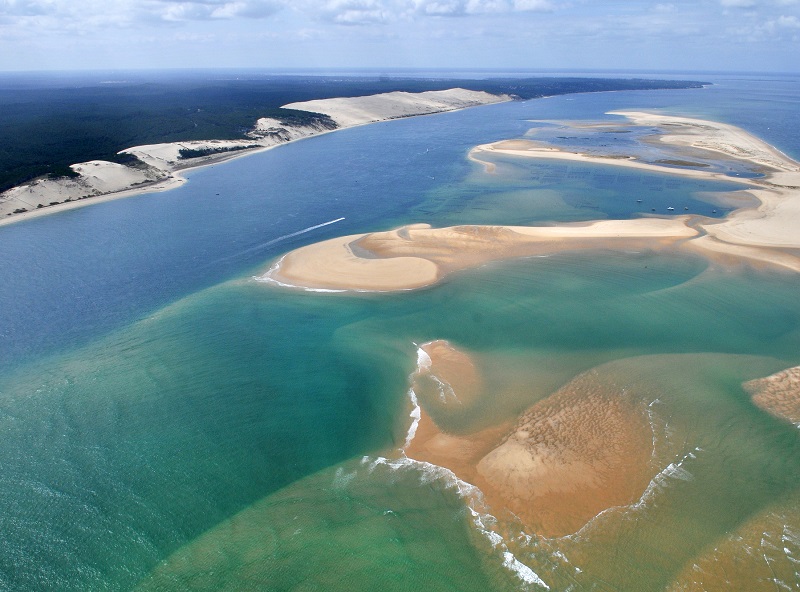 Vue aérienne du bassin Arcachon, avec la dune de Pyla - DR : DepositPhotos, OceanProd