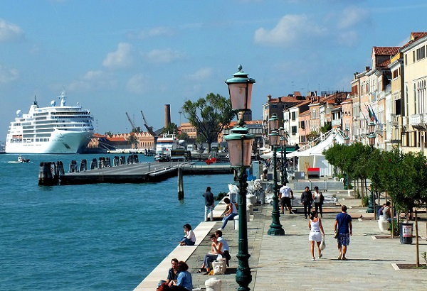 Exemple européen pas excellence du sur-tourisme, Venise cherche comme elle peut de l'aire - Crédit photo  : Edmund Hochmuth de Pixabay