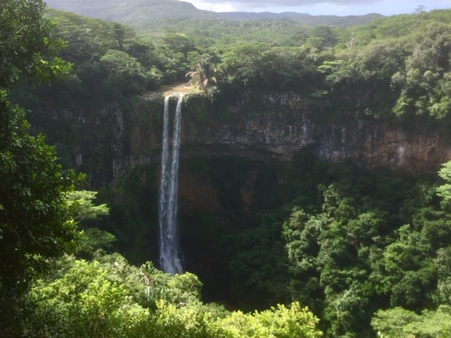 « La terre de 7 couleurs », avec son impressionnante cascade, a fait la réputation du village Chamarel et de sa rhumerie - DR : J.-P.C.