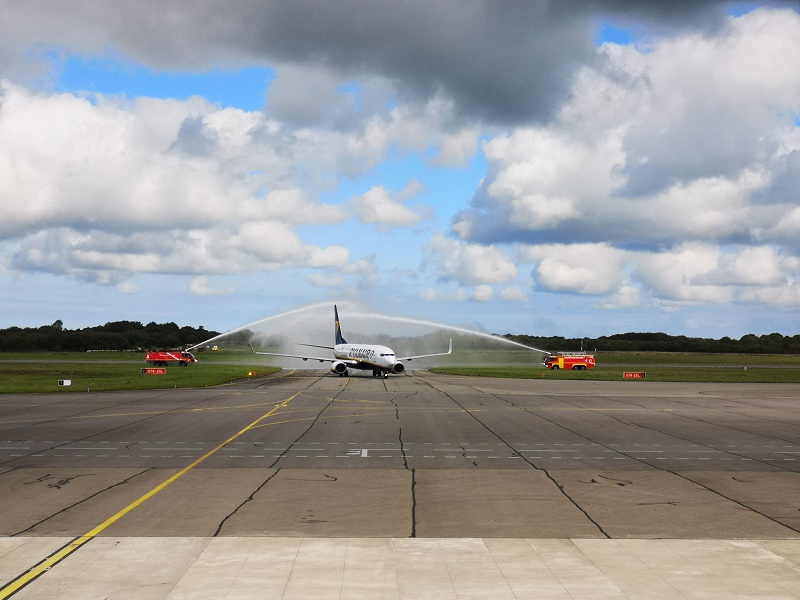 Le Boeing de Ryanair a été "baptisé" par des gerbes d'eau des camions de pompiers de l'aéroport - DR : ABO