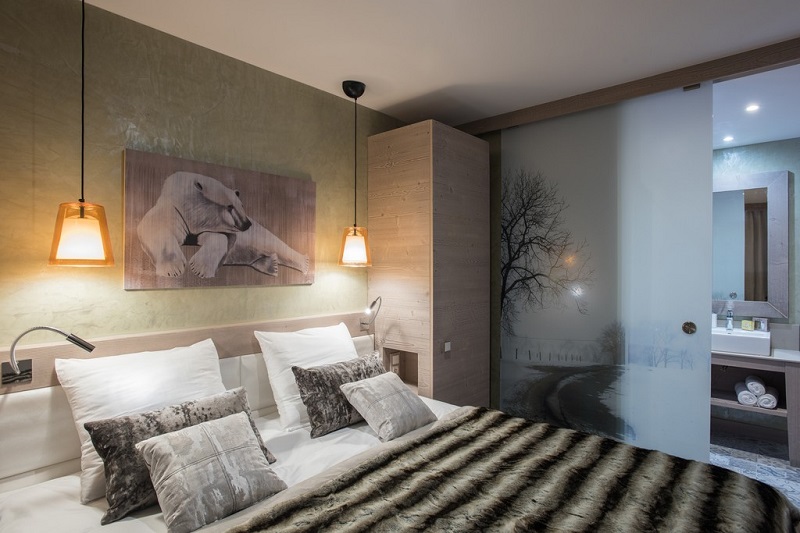 Dans les appartements « Exception », équipés de sauna et cheminée, la salle de bains design est ouverte sur l’espace nuit de la suite parentale - DR : P&V Dans les appartements « Exception », équipés de sauna et cheminée, la salle de bains design est ouverte sur l’espace nuit de la suite parentale - DR : P&V