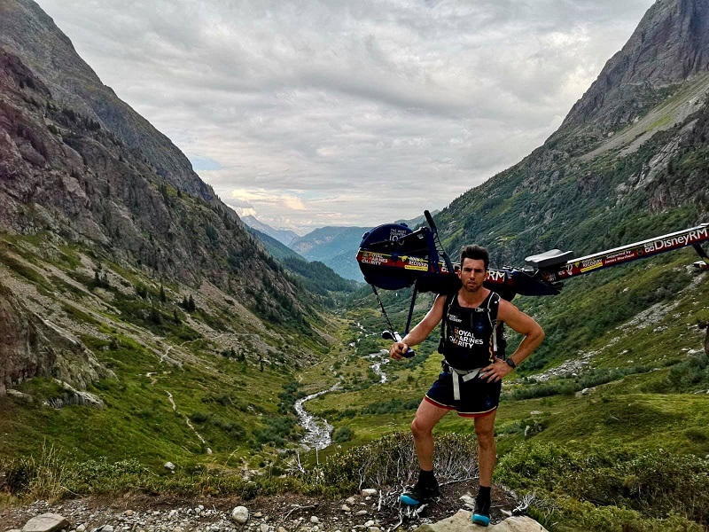 Matthew Disney  l'ex-soldat britannique a décidé de gravir le Mont-Blanc avec son rameur - Crédit photo : compte Facebook de Matthew Disney