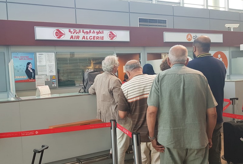 Le comptoir d'Air Algérie fait le plein. Les passagers espèrent trouver des billets pas trop chers pour remplacer leur voyage annulé - DR : CE