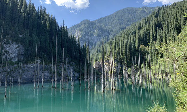 Lac Kaindy, à proximité d’Almaty, Kazakhstan
