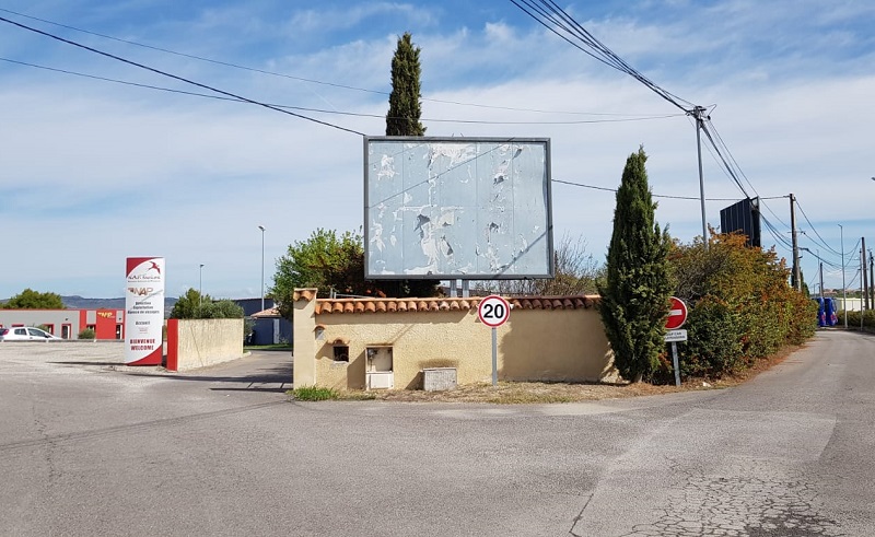 Le dépôt de Nap Tourisme, situé à Lançon-de-Provence, fermera ses portes lundi 30 septembre. Mais les salariés présents sur le site ne recevront la nouvelle par courrier recommandé que lundi ou mardi. Étonnant, non ? - DR : A.B.