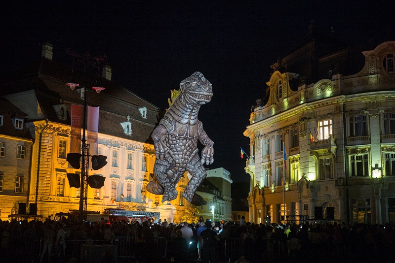 Cet événement sera tout en mouvement. Les artistes, les œuvres et le public sont invités à traverser la ville, la nuit © J.P Estournet