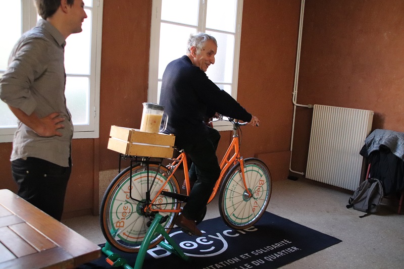 Atelier de cuisine des invendus alimentaires avec Terres d'Aventure. Les clients ont pu fabriquer des soupes et des smoothies à l'aide de VéloMixeurs - DR : Léa Navidi, Biocycle