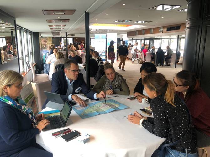 Journée studieuse pour les agents de voyages, qui ont pu profiter d’une croisière sur la Seine - DR : Austral Lagons Journée studieuse pour les agents de voyages, qui ont pu profiter d’une croisière sur la Seine - DR : Austral Lagons