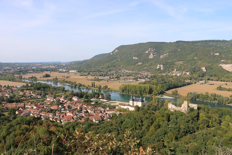 Le village de Vertrieu, à l’extrême pointe de l’Isle Crémieu, ramassé au bord du fleuve, toise le Bugey avec ses deux châteaux, le « Vieux » et le « Neuf » - DR : J.-F.R.