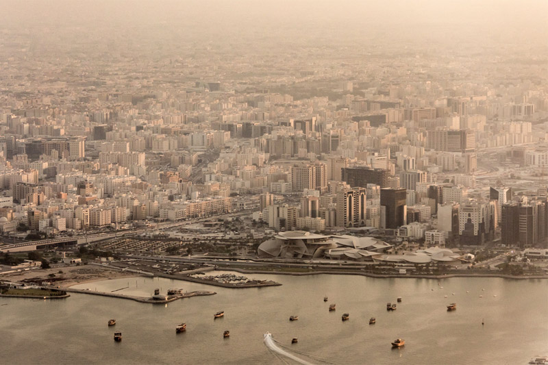 Le pays climatise non seulement ses stades de football, mais aussi ses rues : marchés, trottoirs, centres commerciaux extérieurs - DR : Depositophotos.com, Wollwerth