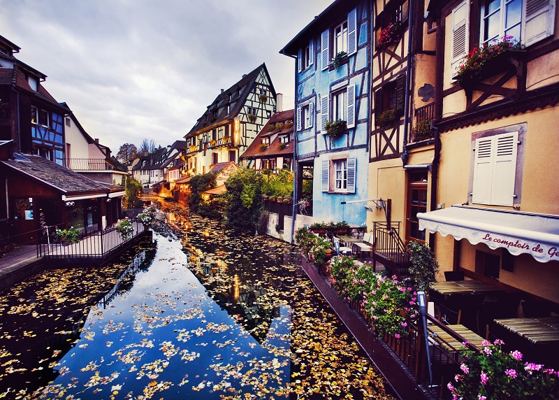 On dit parfois de Colmar qu’elle est une « Venise alsacienne ». Comme souvent, la comparaison est exagérée. La rivière Lauch confère pourtant à Colmar un air lacustre inédit - DR : DepositPhotos, jbstock