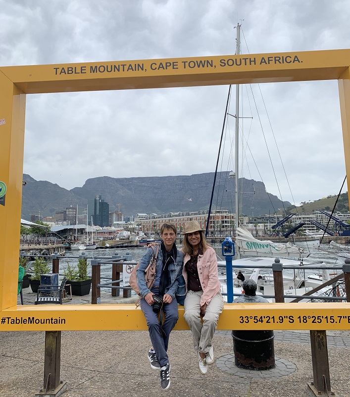 Florence Mol en Afrique du Sud en octobre 2019, à l’occasion d’un voyage de 15 jours avec une cliente. Ici, sur le Waterfront à Cape Town avec Table Mountains en toile de fond - DR : Travel No Limits