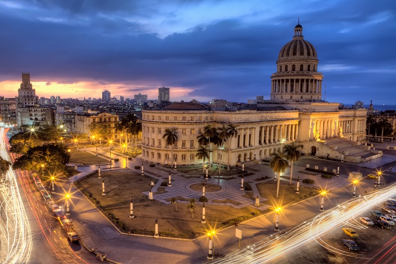 La Havane de nuit : La capitale aux mille colonnes et aux palais lézardés reste la plus belle et une des plus riches de l’histoire des Caraïbes - Photo JPC