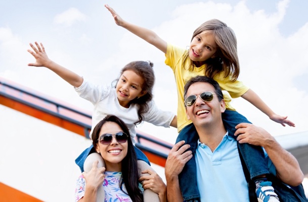 Les voyageurs accompagnés d’enfants de la génération alphas voyagent plus 2,4 fois en famille chaque année, pour une durée moyenne de 6,9 jours, le plus souvent dans leur propre pays. © Andres Rodriguez - Fotolia.com