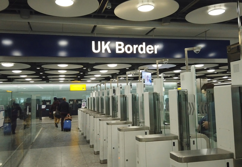 Actuellement, les voyageurs en provenance d'Europe ont besoin, au choix, d'une carte d'identité ou d'un passeport valide pour entrer au Royaume-Uni - DR : DepositPhotos, InkDropCreative