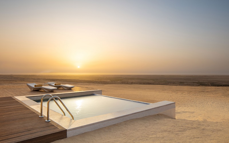Piscine d'une des villas proposé par le Resort dans le desert à Tozeur en Tunisie - Photo Anantara