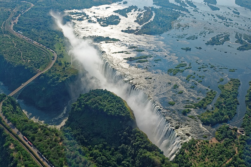 Les chutes Victoria sont inscrites au Patrimoine Mondial de l'Unesco et sont le centre névralgique du tourisme en Afrique australe - Crédit photo Depositphotos.com optikus