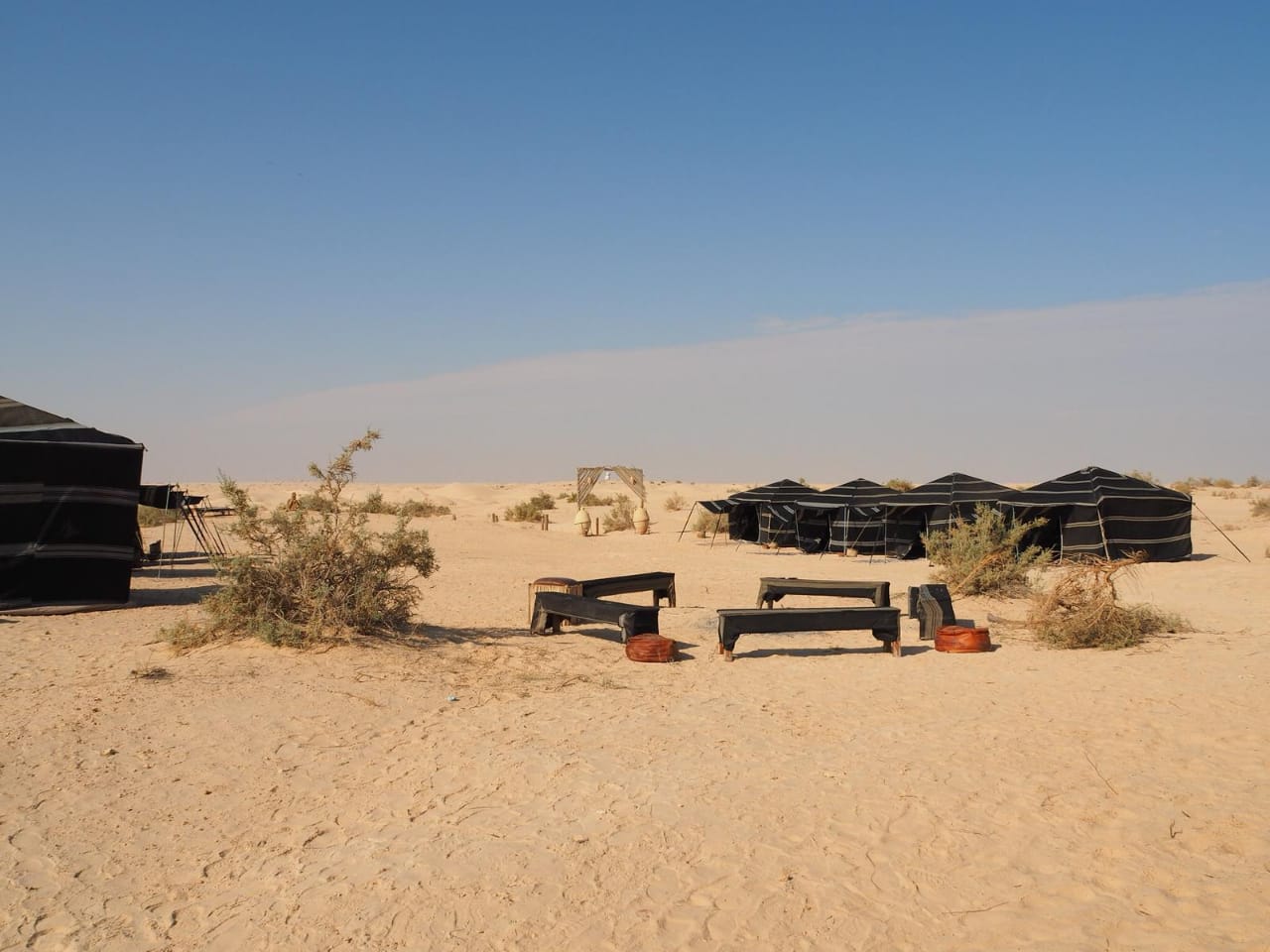 Le nouveau campement d'Ali Zaied à 25 km par piste de Douz. Respect des traditions berbères, utilisation de l'énergie solaire pour alimenter l'électricité et puiser l'eau - DR : A. Zaied