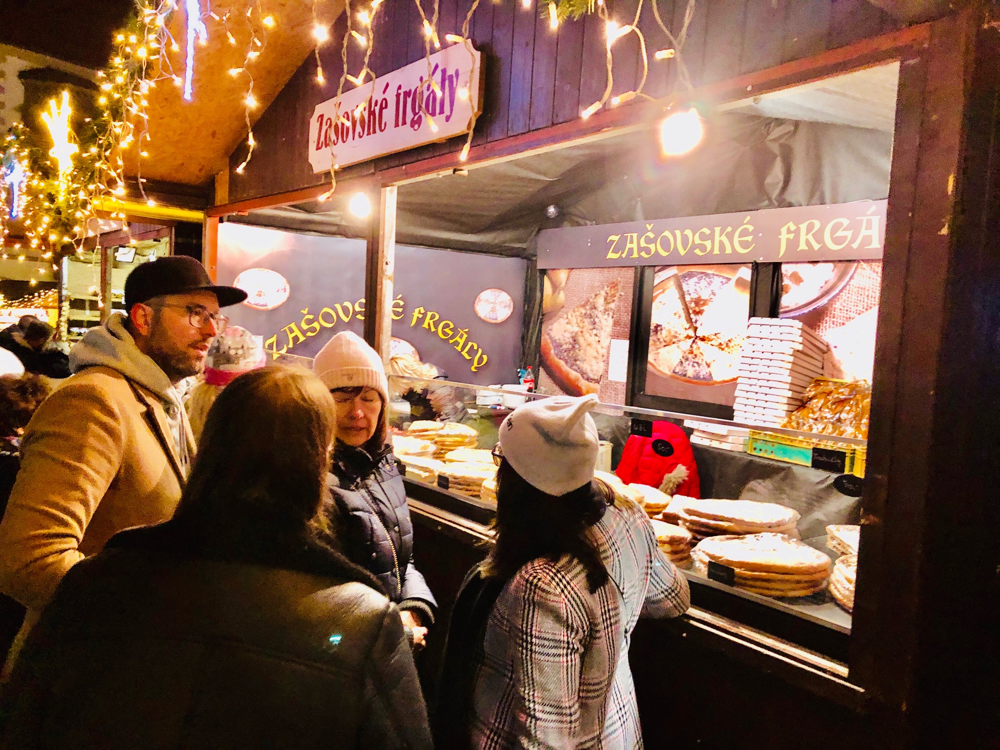 Les “marchands du temple” proposent des décorations de noël, des santons, du pain d'épice, des jouets en bois, des vêtements chauds, des spécialités culinaires diverses et de l’artisanat local et... un raton laveur !/crédit photo JDL