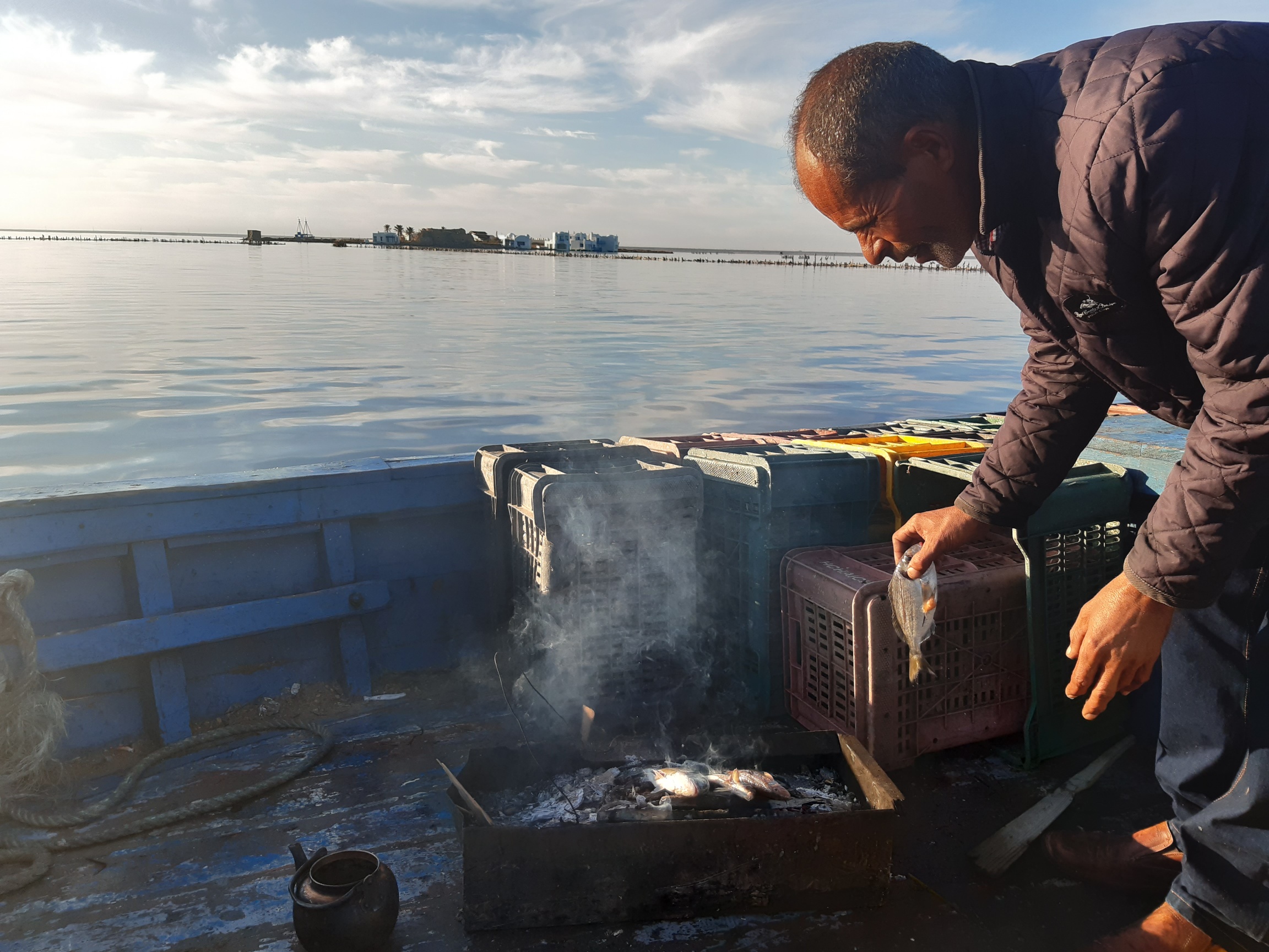 Poissons délicieusement grillés en petit-déjeuner. Au fond, l'îlot de la lagune El Bibane - DR : M.S.