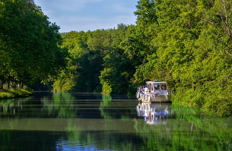 VNF présentera, à l’occasion des RNTF 2020, les principaux résultats de ses nouveaux « portraits de filières » : location de bateaux habitables sans permis, paquebots fluviaux, péniches hôtels, plaisance privée et bateaux promenade. - Depositphotos.com JaySi