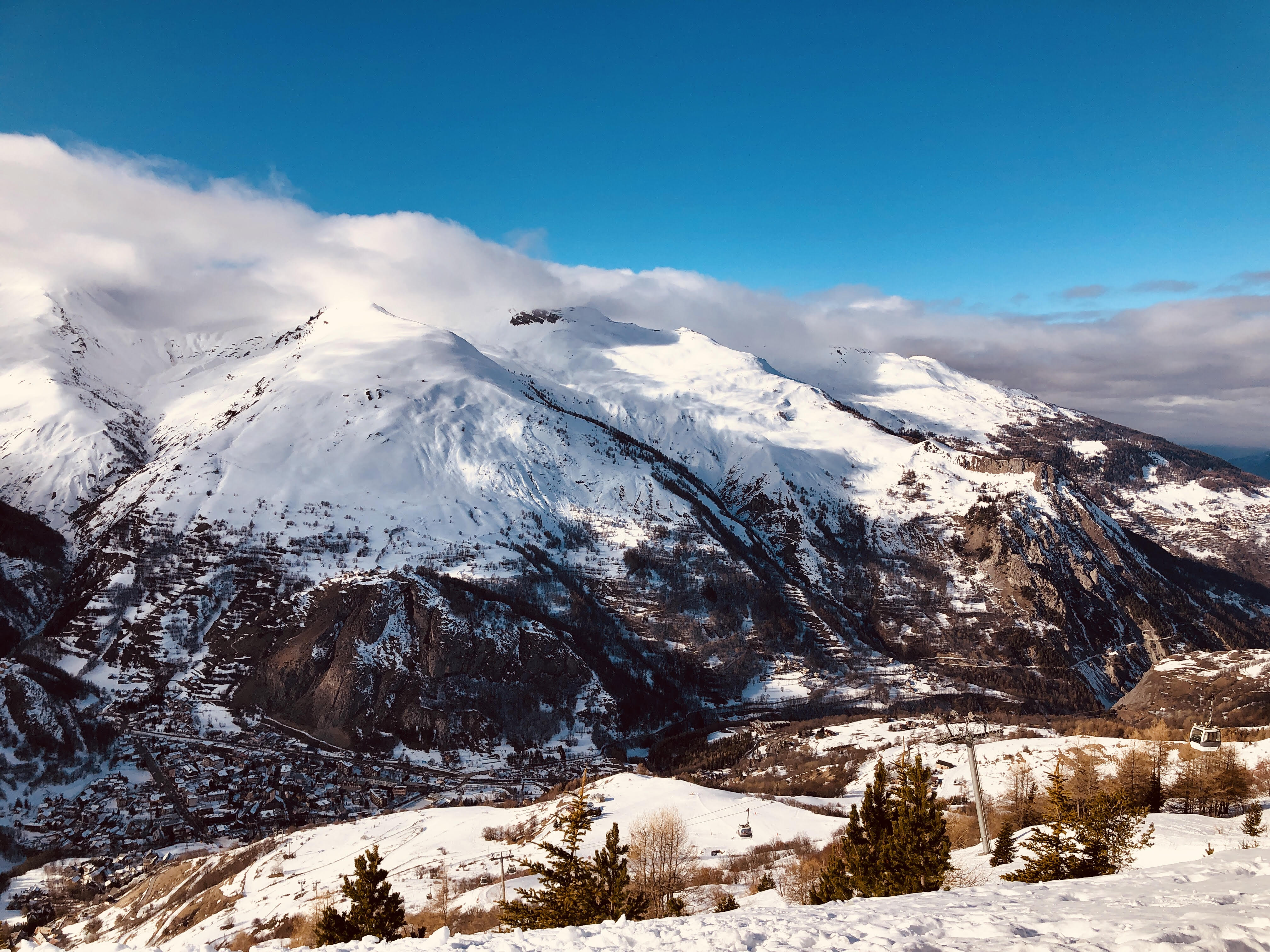 On aperçoit le village-station dans le creux de la vallée /crédit photo JDL On aperçoit le village-station dans le creux de la vallée /crédit photo JDL