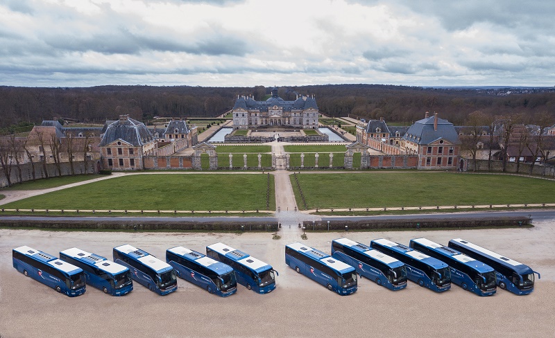 Une partie des autocars de Ruban Bleu devant Vaux-le-Vicomte. Le groupe a célébré ses 70 ans en 2019 - DR : Ruban Bleu