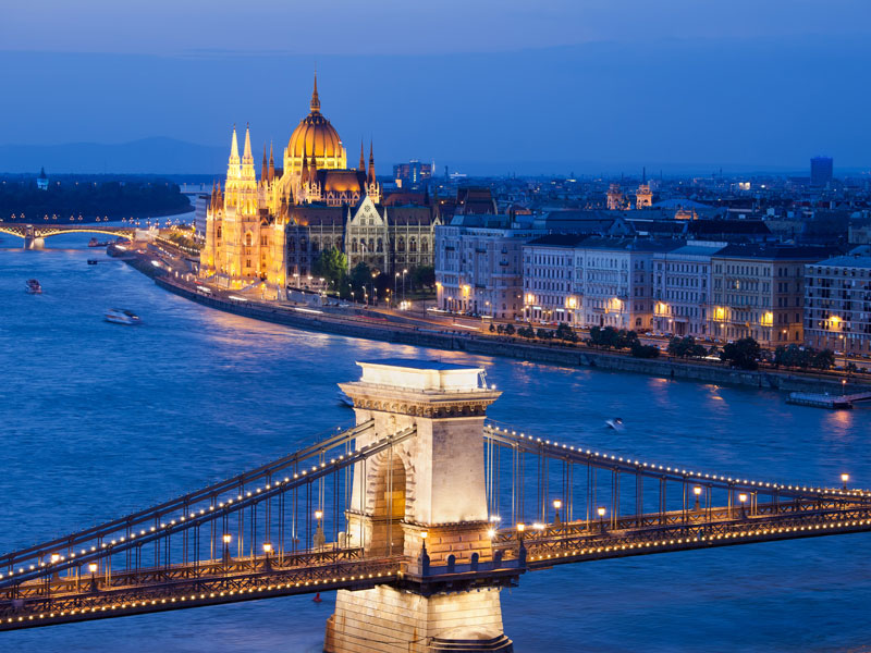Pont des Chaînes et Parlement à Budapest - DR Adobe Stock.Artur Bogacki