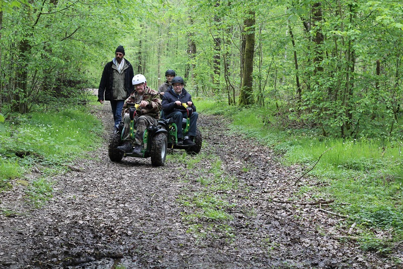 "Notre concept permet d'organiser des sorties mixtes (en incluant des personnes valides et des personnes non valide) afin de partager ensemble des moments autour du thème de la biodiversité sur le terrain" - Sortie Groupe en pleine Forêt