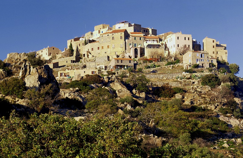 Entré dans le club des « Plus Beaux Villages de France », Sant’Antonino joue indiscutablement dans la cour des grands - DR : Wikimedia Commons, Pierre Bona