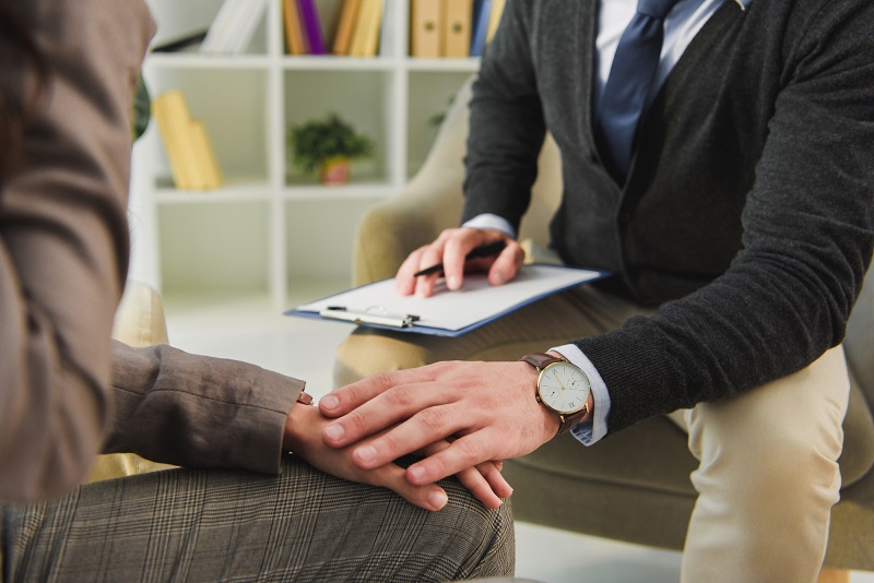 Les entreprises sont ainsi invitées à intégrer la maladie dans leurs entreprises pour et avec leurs salariés. Concilier ces deux antagonismes, maladie et travail, est en effet source de création de valeurs humaine et économique - Depositphotos.com VitalikRadko