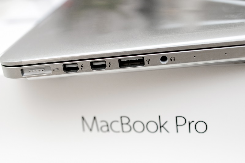 Si vous avez un MacBook Pro 15,4 pouces, vous devez vérifier si la compagnie l'accepte à bord  - Crédit photo : Depositphotos @	ifeelstock