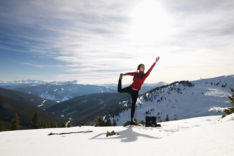 Le yoga est aussi une tendance forte en montagne. Non pas les cours de yoga eux-mêmes, mais la manière de pratiquer cette discipline - DR : DepositPhotos, iofoto