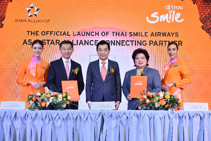 Charita Leelayudth, directrice générale de THAI Smile Airways, Jeffrey Goh, directeur général de Star Alliance, et Sumeth Damronhchaitham, président de THAI Airways International, entourés du personnel de cabine de THAI Smile - DR