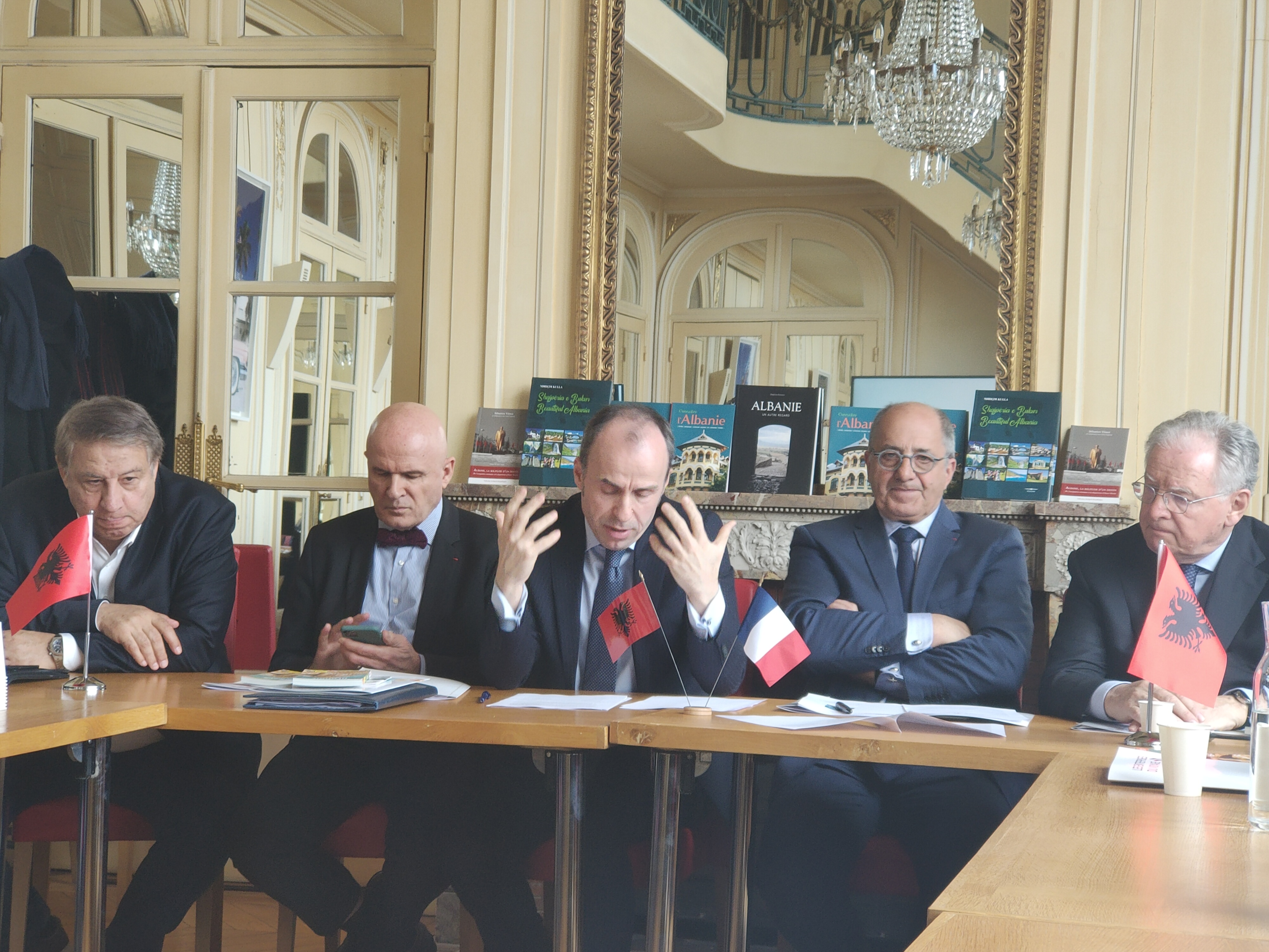 Dritan Tola (au centre), ambassadeur d'Albanie en France, le 26 février 2020 à Paris © PG TM