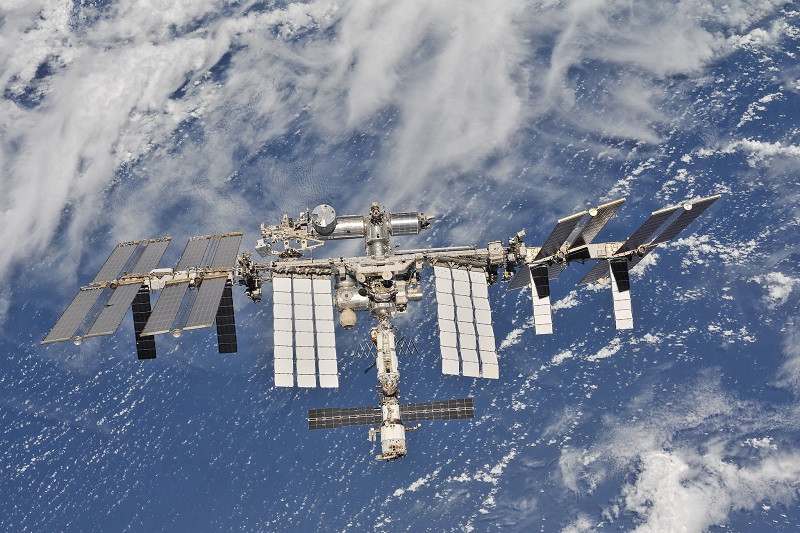 La Station spatiale internationale (ISS) pourra bientôt accueillir des touristes spatiaux. La NASA a fait savoir qu’elle avait choisi Axiom Space, une start-up basée à au Texas, pour construire le premier module commercial d’habitation qui pourra accueillir 8 personnes pouvant séjourner 30 jours dans l’ISS - DR : NASA