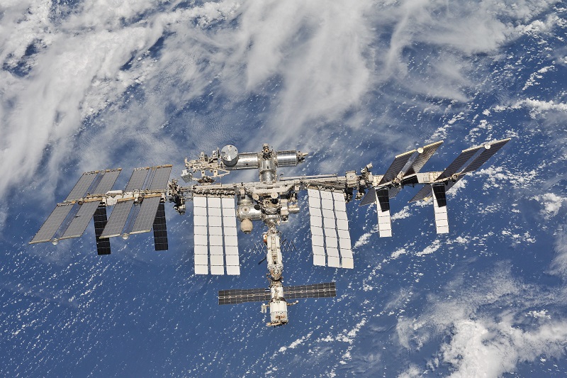 La Station spatiale internationale (ISS) pourra bientôt accueillir des touristes spatiaux. La NASA a fait savoir qu’elle avait choisi Axiom Space, une start-up basée à au Texas, pour construire le premier module commercial d’habitation qui pourra accueillir 8 personnes pouvant séjourner 30 jours dans l’ISS - DR : NASA La Station spatiale internationale (ISS) pourra bientôt accueillir des touristes spatiaux. La NASA a fait savoir qu’elle avait choisi Axiom Space, une start-up basée à au Texas, pour construire le premier module commercial d’habitation qui pourra accueillir 8 personnes pouvant séjourner 30 jours dans l’ISS - DR : NASA