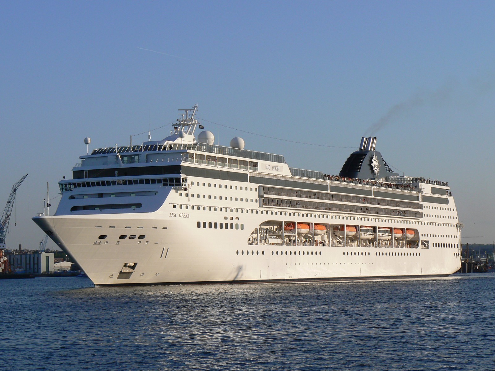 Un navire de MSC Croisières, le MSC Opera est prêt à intervenir en cas de besoin supplémentaire, augmentant la disponibilité des lits. /crédit photo Wikipedia