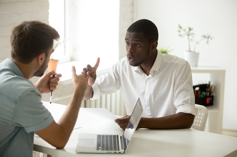 Sylvie Da Silva (TravelProFormations) vous dispense quelques conseils pour gérer la crise face aux clients - Crédit photo : Depositphotos @fizkes