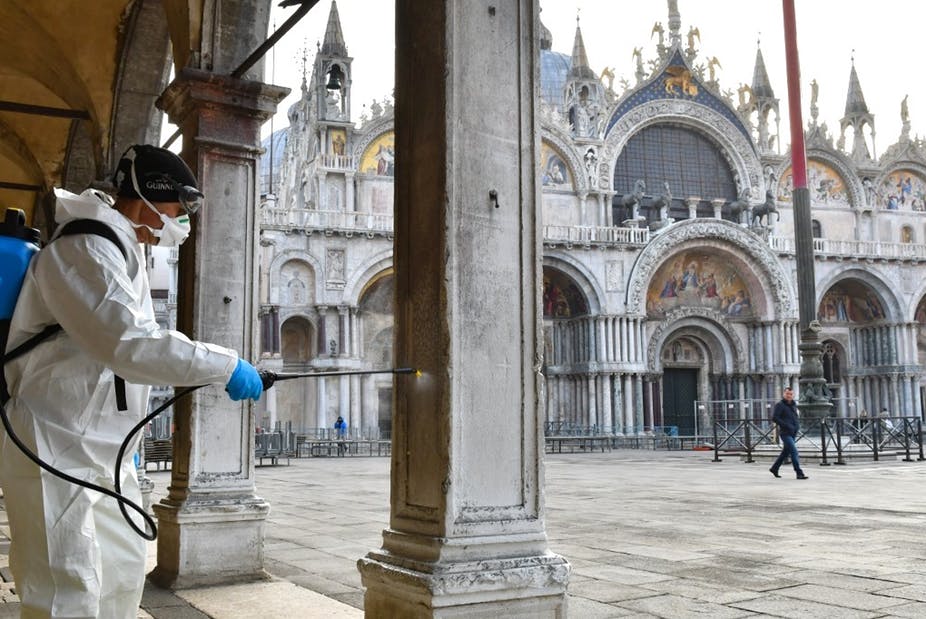 Un employé municipal désinfecte la place Saint-Marc, lieu emblématique de la cité italienne, dépeuplée, le 11 mars dernier. Marco Sabadin / AFP