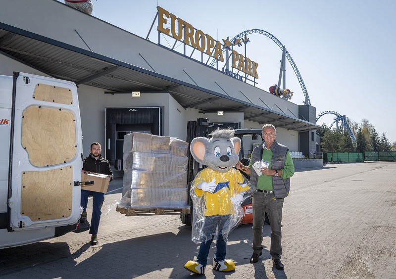 Roland Mack (propriétaire d'Europa-Park) préparant la livraison de ponchos. - DR