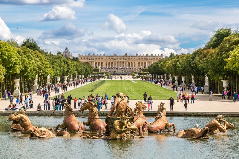 S. Bigogne : "Les guides-conférenciers sont le principal vecteur de présentation et de diffusion des connaissances du patrimoine historique et culturel de la France, et par-là de sa préservation". ici, le Château de Versailles - DR : Depositphotos.com, bloodua